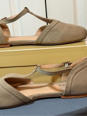 Women's Neutral Tan Suede T-Strap Flats size 10.5